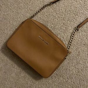 MICHAEL KORS
Jet Set Leather Crossbody Bag